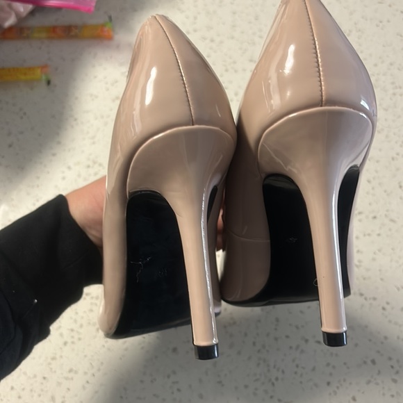 Tan heels - Picture 3 of 5